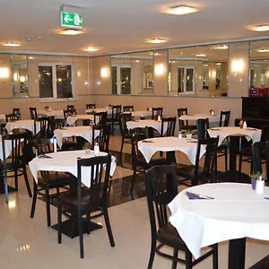 Donaustadt Kagran - At Metro U1 מלון